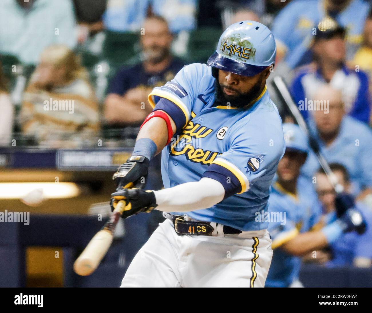 Milwaukee, États-Unis. 15 septembre 2023. Le premier joueur de base des Brewers de Milwaukee Carlos Santana frappe un circuit contre les Nationals de Washington en cinquième manche de leur match de baseball à l'American Family Field à Milwaukee, Wisconsin, le vendredi 15 septembre 2023. Photo de Tannen Maury/UPI crédit : UPI/Alamy Live News Banque D'Images