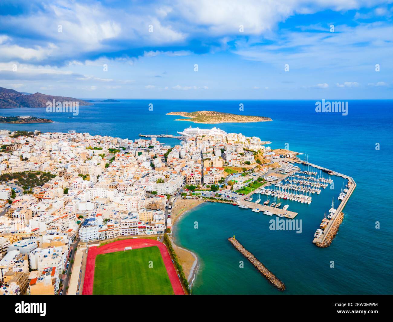 Vue panoramique sur le port d'Agios Nikolaos. Agios, Hagios ou Aghios Nikolaos est une ville côtière sur l'île de Crète en Grèce. Banque D'Images