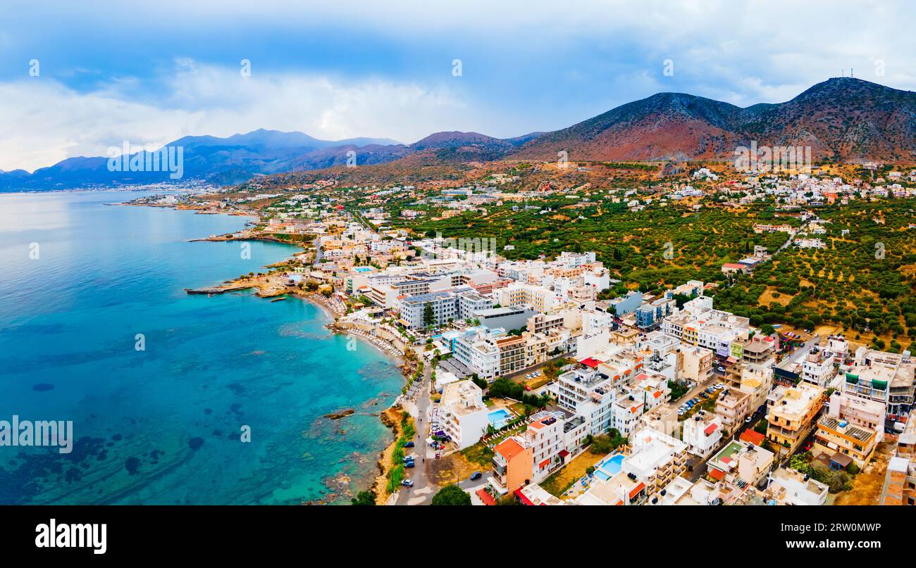 Vue panoramique aérienne du port d'Hersonissos. Hersonissos ou Chersonissos est une ville du nord de l'île de Crète en Grèce. Banque D'Images