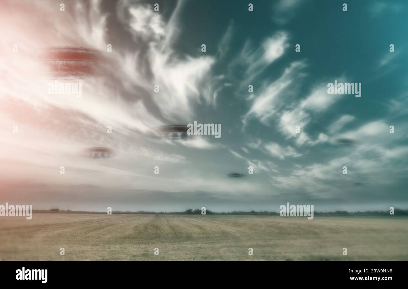 OVNI, vaisseau spatial et nature avec extraterrestre dans le ciel avec fantasy ou événement de science-fiction dans la campagne, le champ ou le paysage avec des nuages. Terre, extraterrestres et Banque D'Images