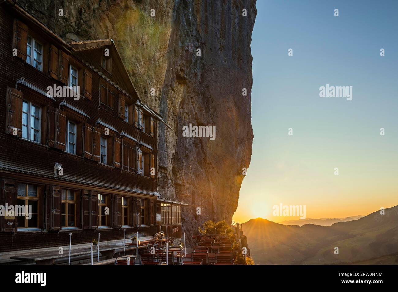 auberge de montagne Aescher-Wildkirchli, lever du soleil, en dessous d'Ebenalp, Weissbad, Alpstein, canton Appenzell Innerrhoden, Suisse Banque D'Images