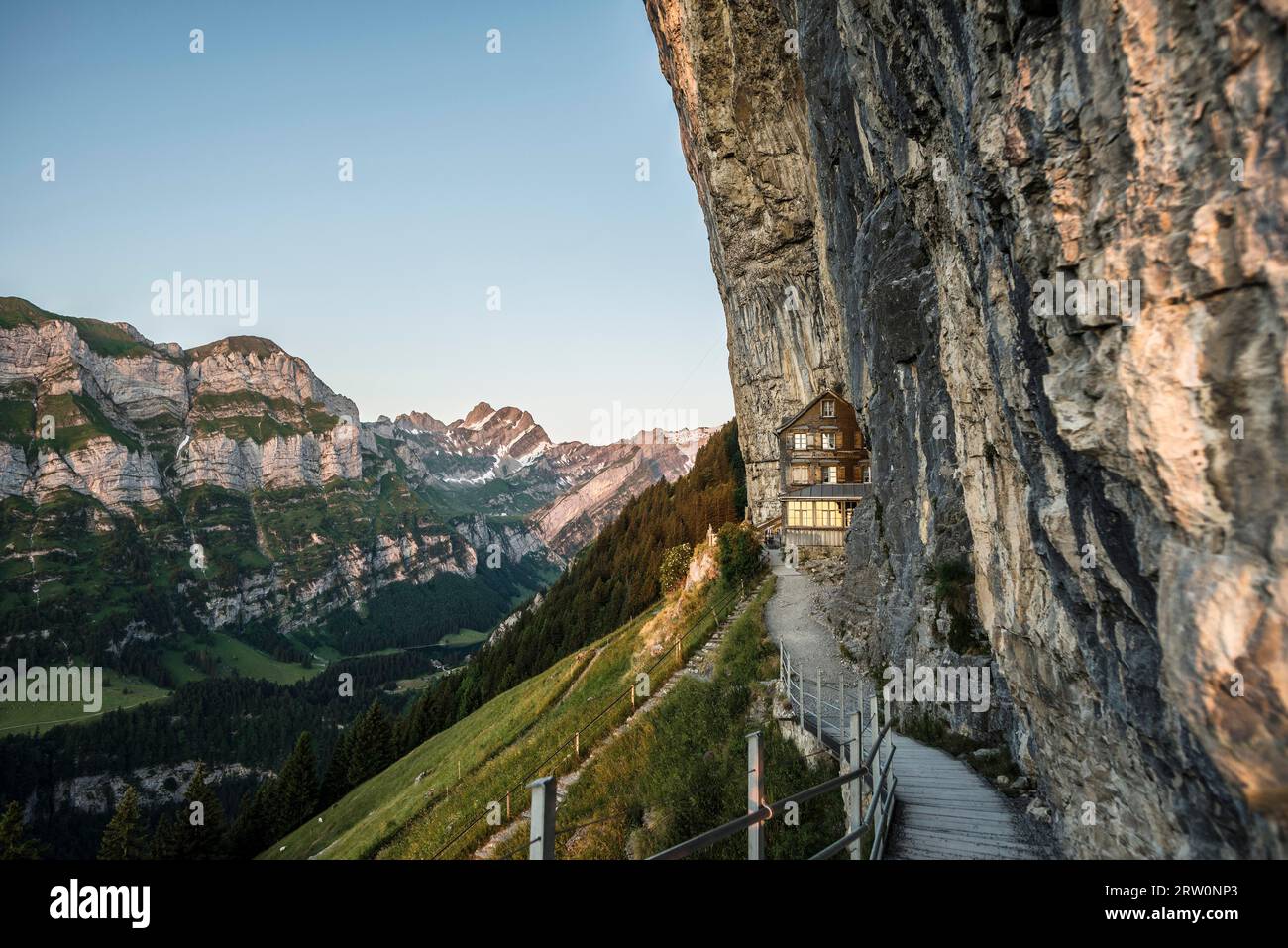 auberge de montagne Aescher-Wildkirchli, lever du soleil, en dessous d'Ebenalp, Weissbad, Alpstein, canton Appenzell Innerrhoden, Suisse Banque D'Images