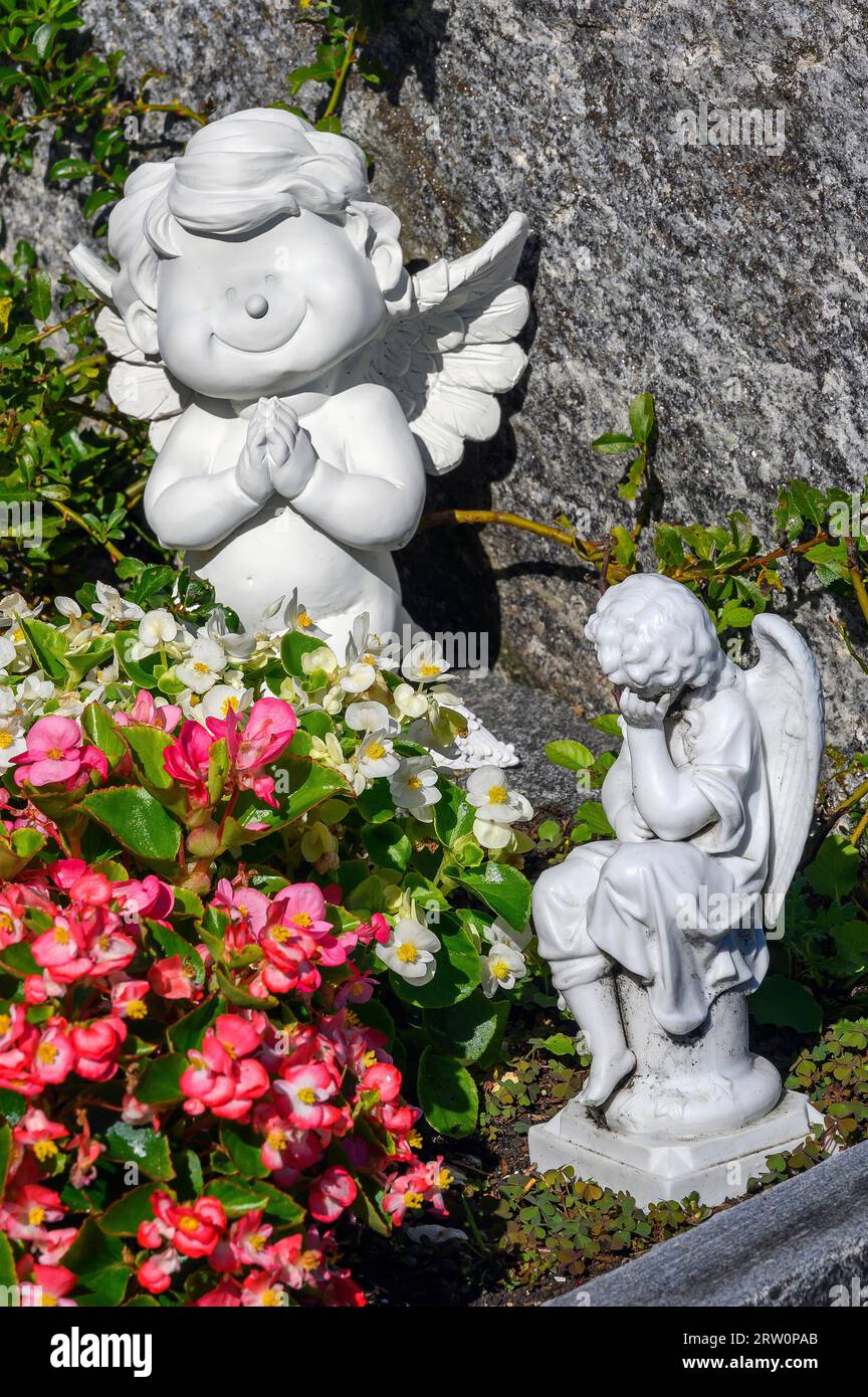 Fleurs et ange drôle comme décoration tombale, Dietmannsried, Allgaeu, Bavière, Allemagne Banque D'Images