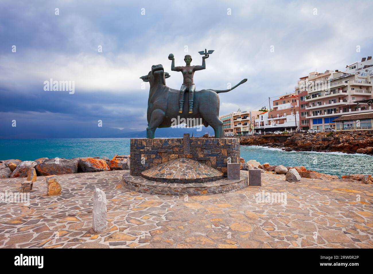 Agios Nikolaos, Grèce - 25 octobre 2021: L'enlèvement de l'Europe sculpture à Agios Nikolaos. Agios, Hagios ou Aghios Nikolas est une ville côtière sur t Banque D'Images