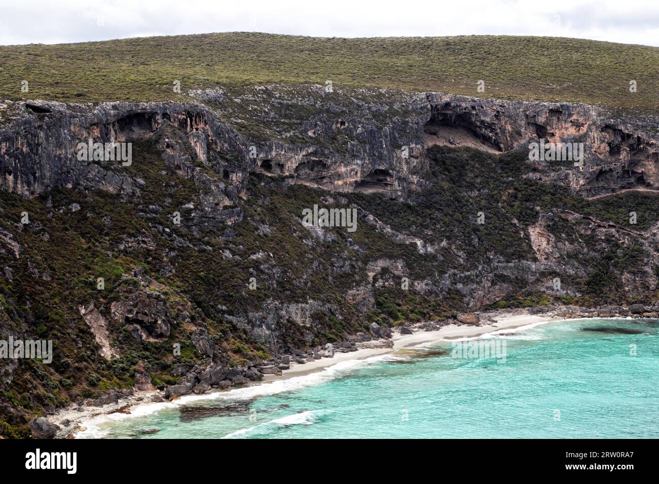 Grottes sur la falaise de Weirs Cove dans le parc national de Flinders Chase sur Kangaroo Island, Australie méridionale, Australie Banque D'Images