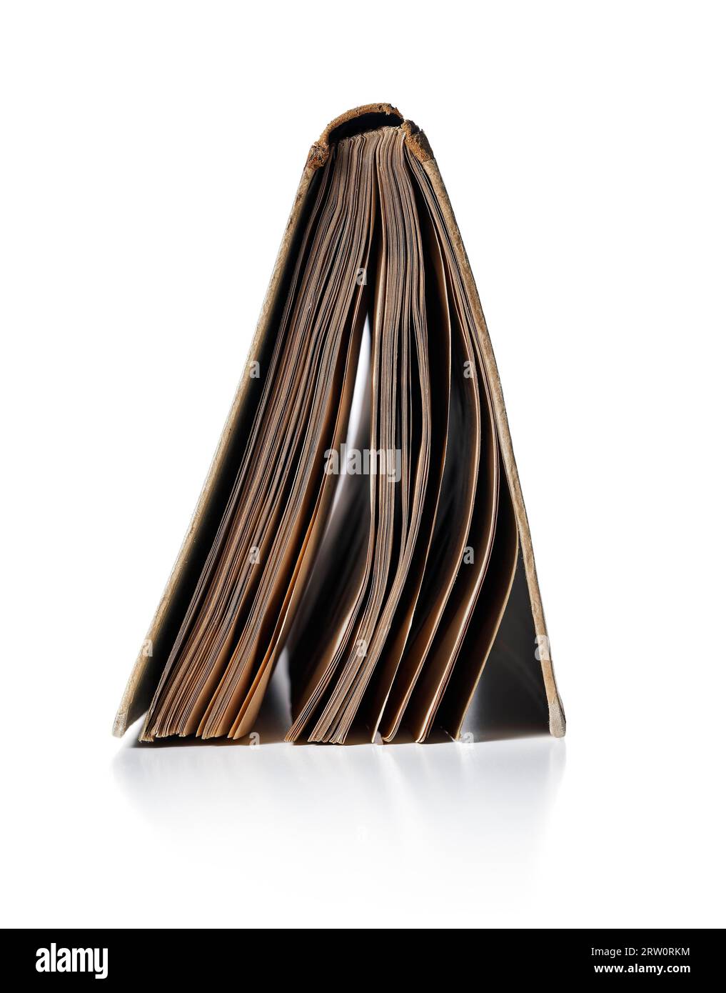 Vieux petit livre froissé sur fond blanc Banque D'Images