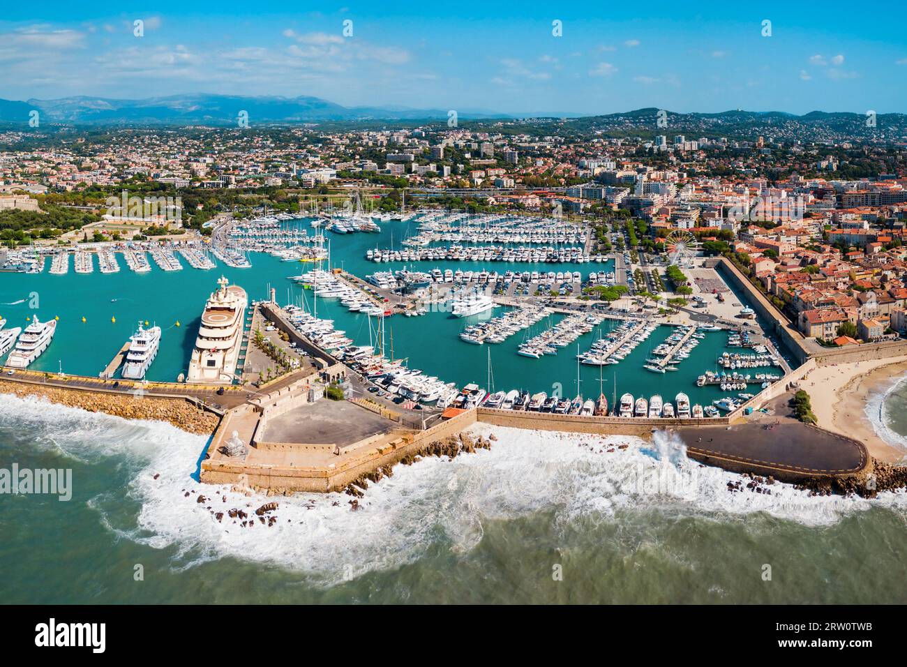 Port d'antibes vue panoramique aérienne. Antibes est une ville située sur la côte d'Azur ou Côte d'Azur en France. Banque D'Images