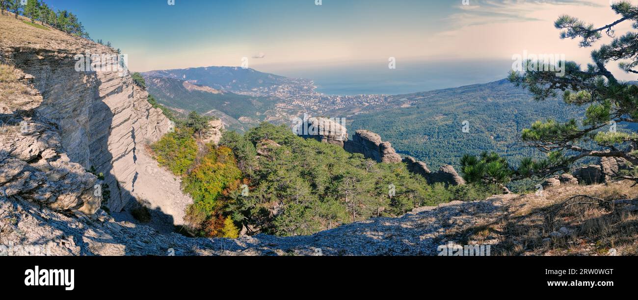 Superbe panorama depuis le sommet d'une falaise abrupte à Yalta, en Crimée Banque D'Images