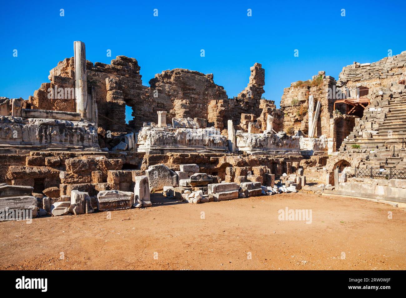 Théâtre romain de Side dans l'ancienne ville De Side dans la région d'Antalya sur la côte méditerranéenne de la Turquie. Banque D'Images