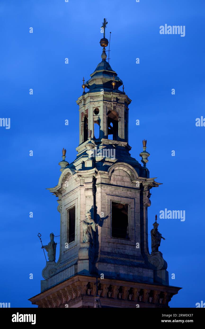 Tour de l'horloge de la cathédrale du Wawel (polonais : Katedra Wawelska) (na Wawelu) de nuit à Kracow, Pologne, architecture de style baroque Banque D'Images