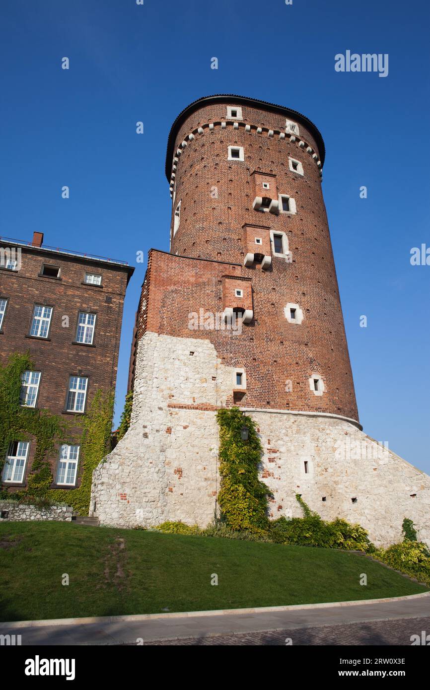 Tour Sandomierska, qui fait partie des fortifications du château royal de Wawel à Cracovie, Pologne, construite vers 1460 Banque D'Images