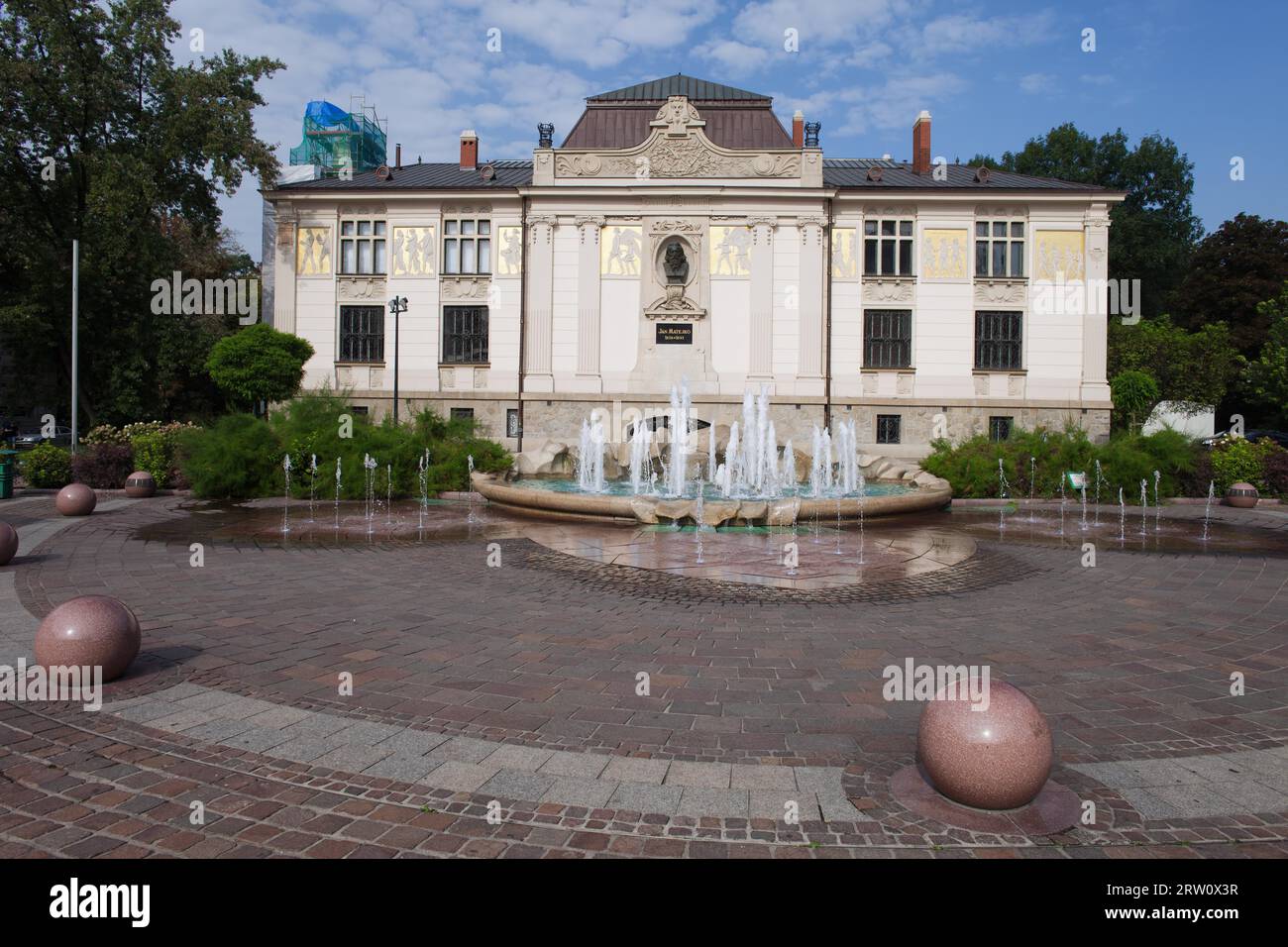 Place Szczepanski avec fontaine et Palais des Arts, ouverte en 1901 à Cracovie, Pologne Banque D'Images