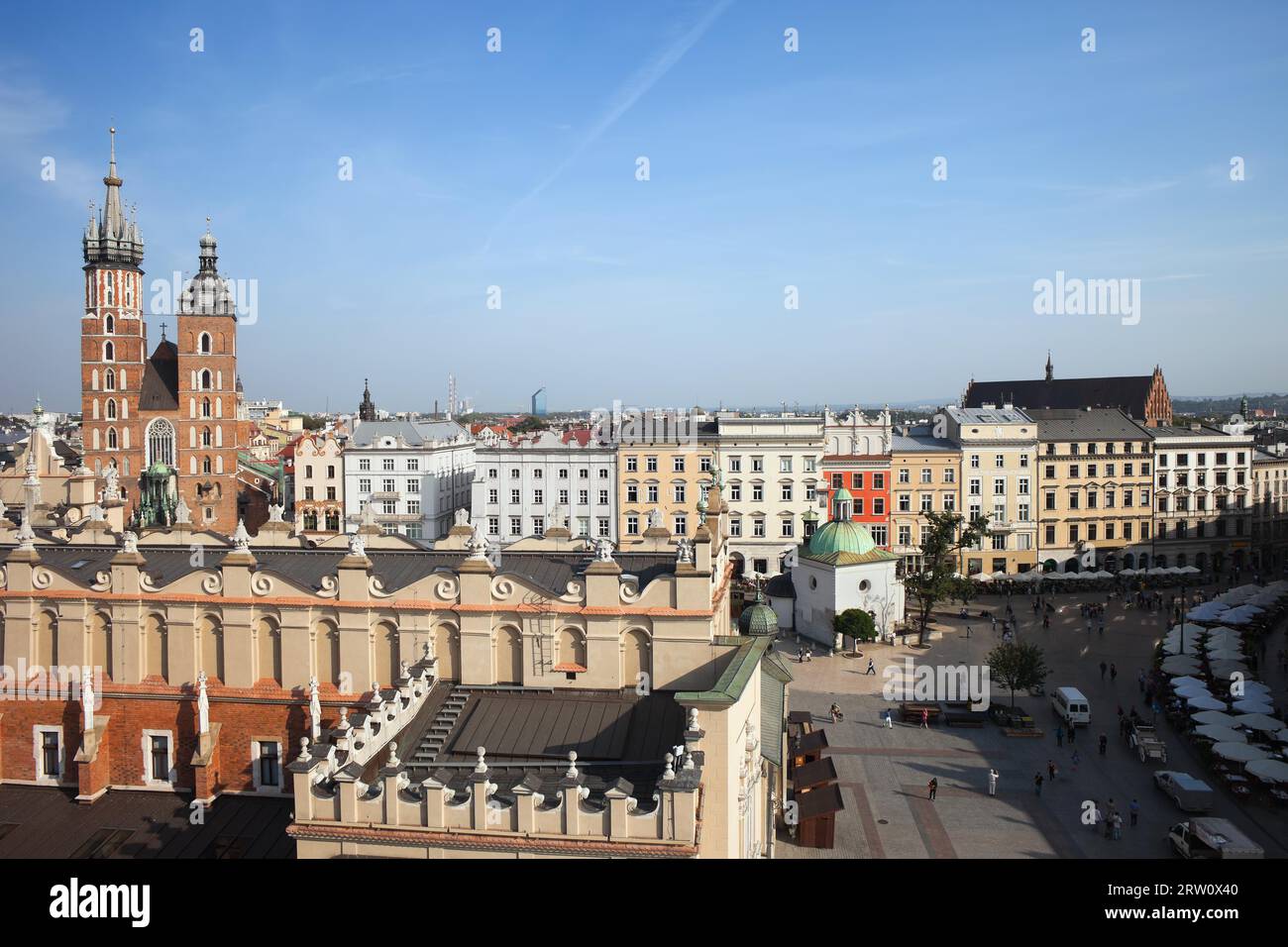 Ville de Cracovie en Pologne, place du marché principal dans la vieille ville avec salle aux draps (Sukiennice), maisons historiques et St. Mary Church sur la gauche Banque D'Images