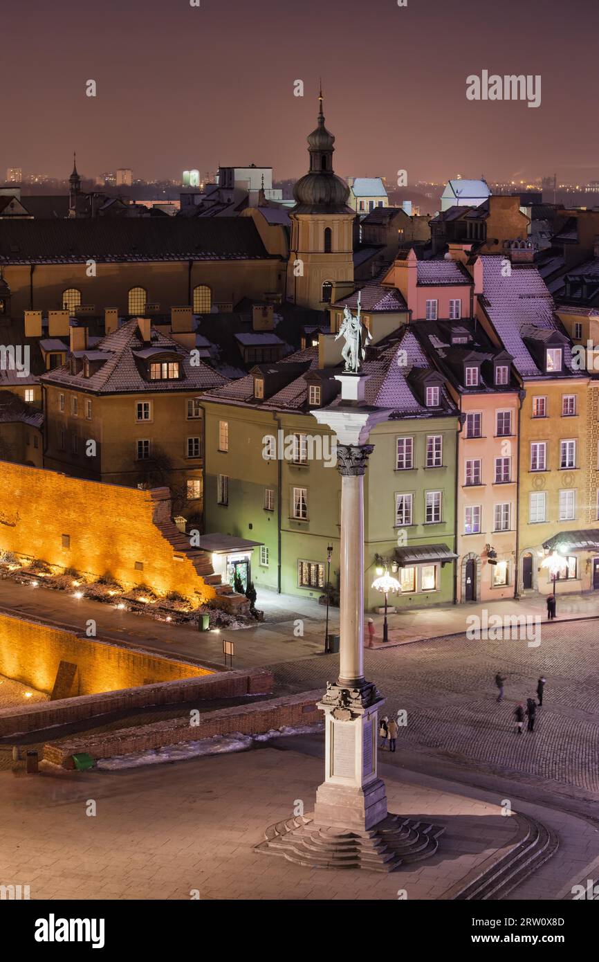 Vieille ville de Varsovie en Pologne la nuit, colonne du roi Sigismond III Vasa sur la place du château Banque D'Images