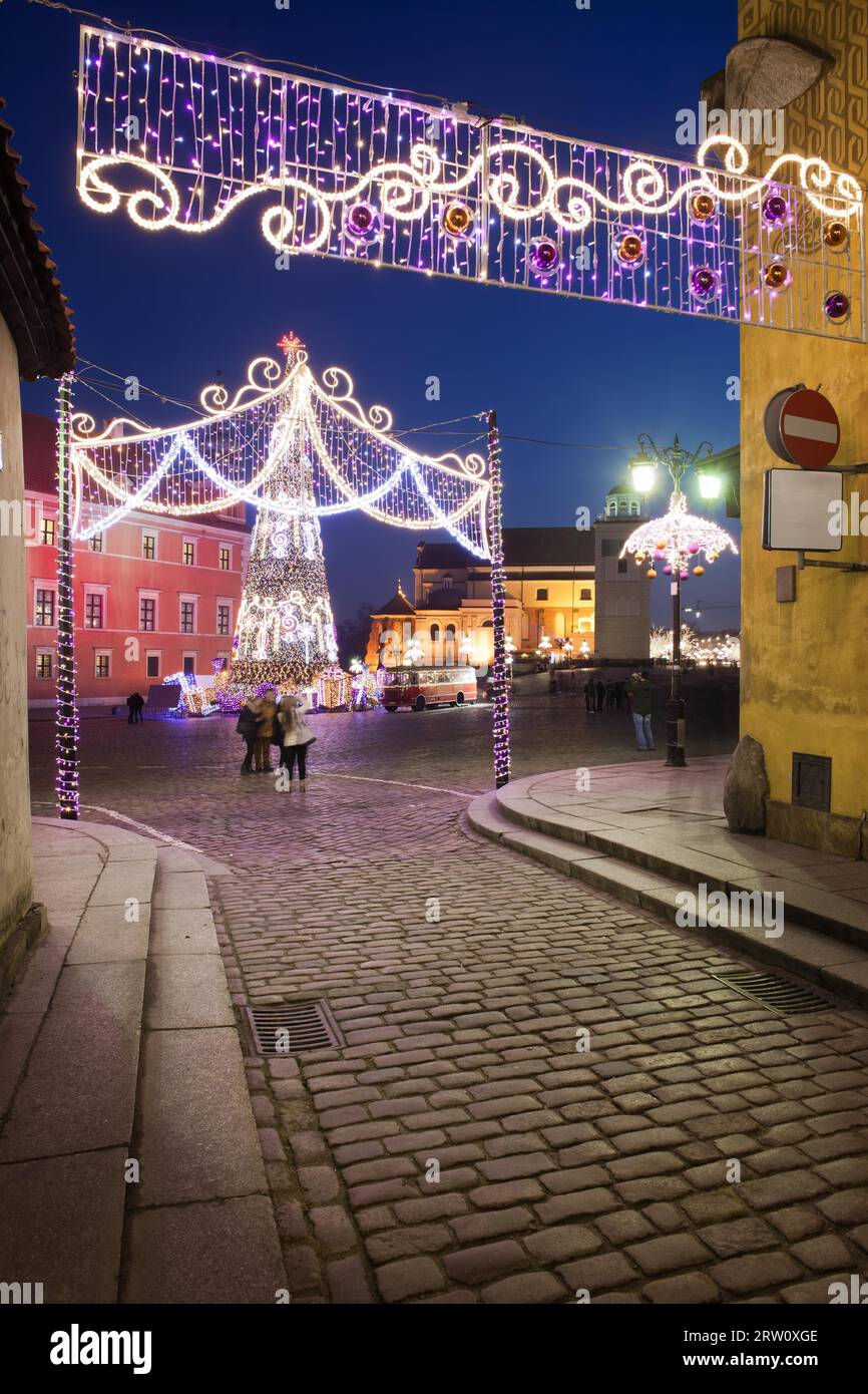 Ville de Varsovie de nuit en Pologne, rue pavée avec lumières de Noël dans la vieille ville Banque D'Images