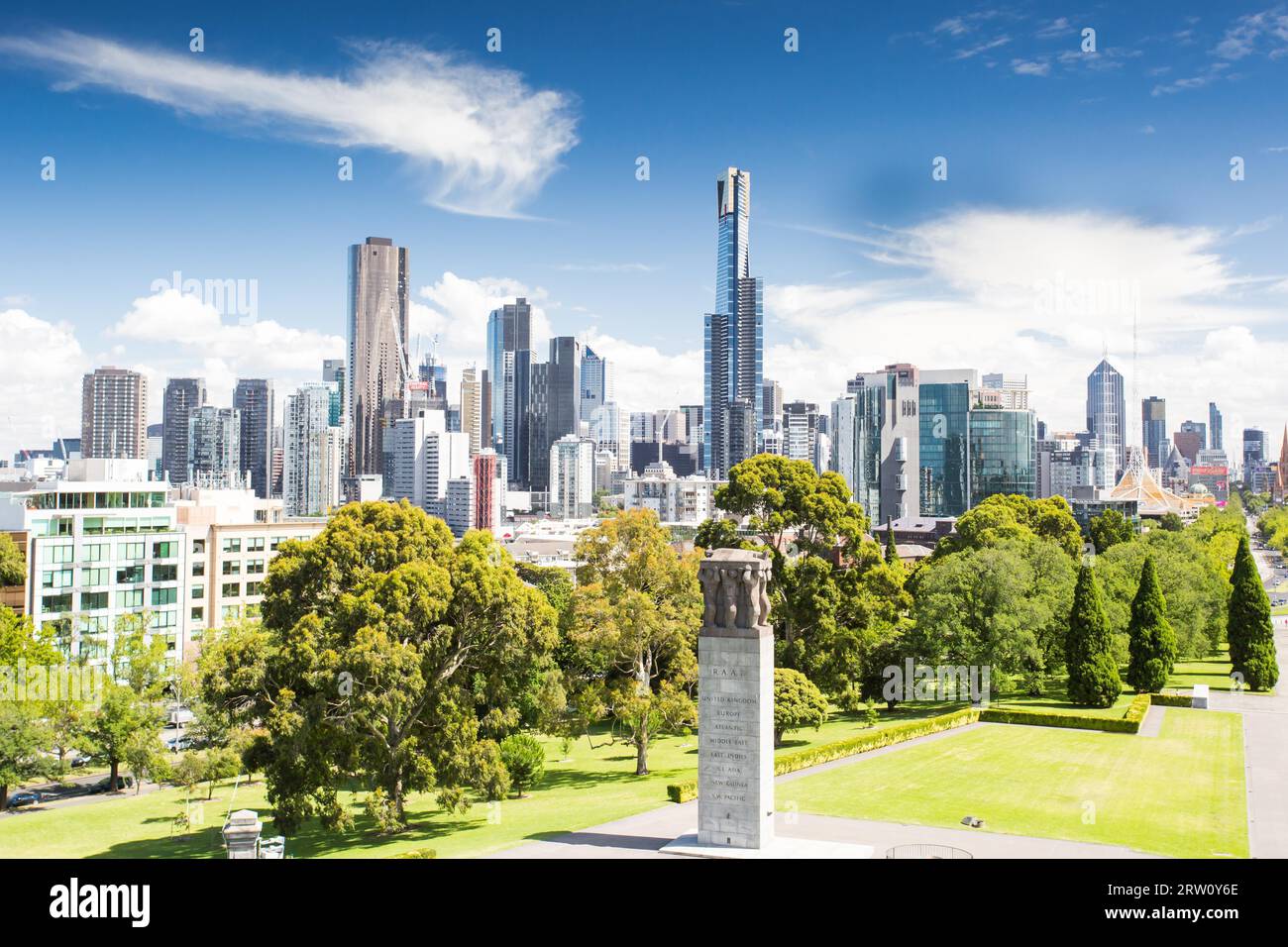 La vue depuis le culte du souvenir vers Melbourne sur une chaude journée d'été Banque D'Images