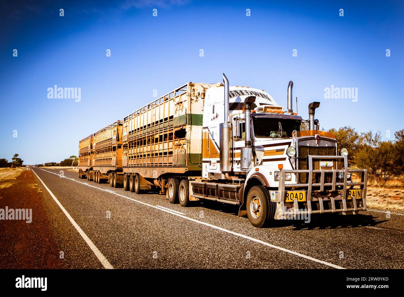 Une remorque 3 Australian road train voyage le long de la grande route près de Gemtree dans le Territoire du Nord, Australie Banque D'Images