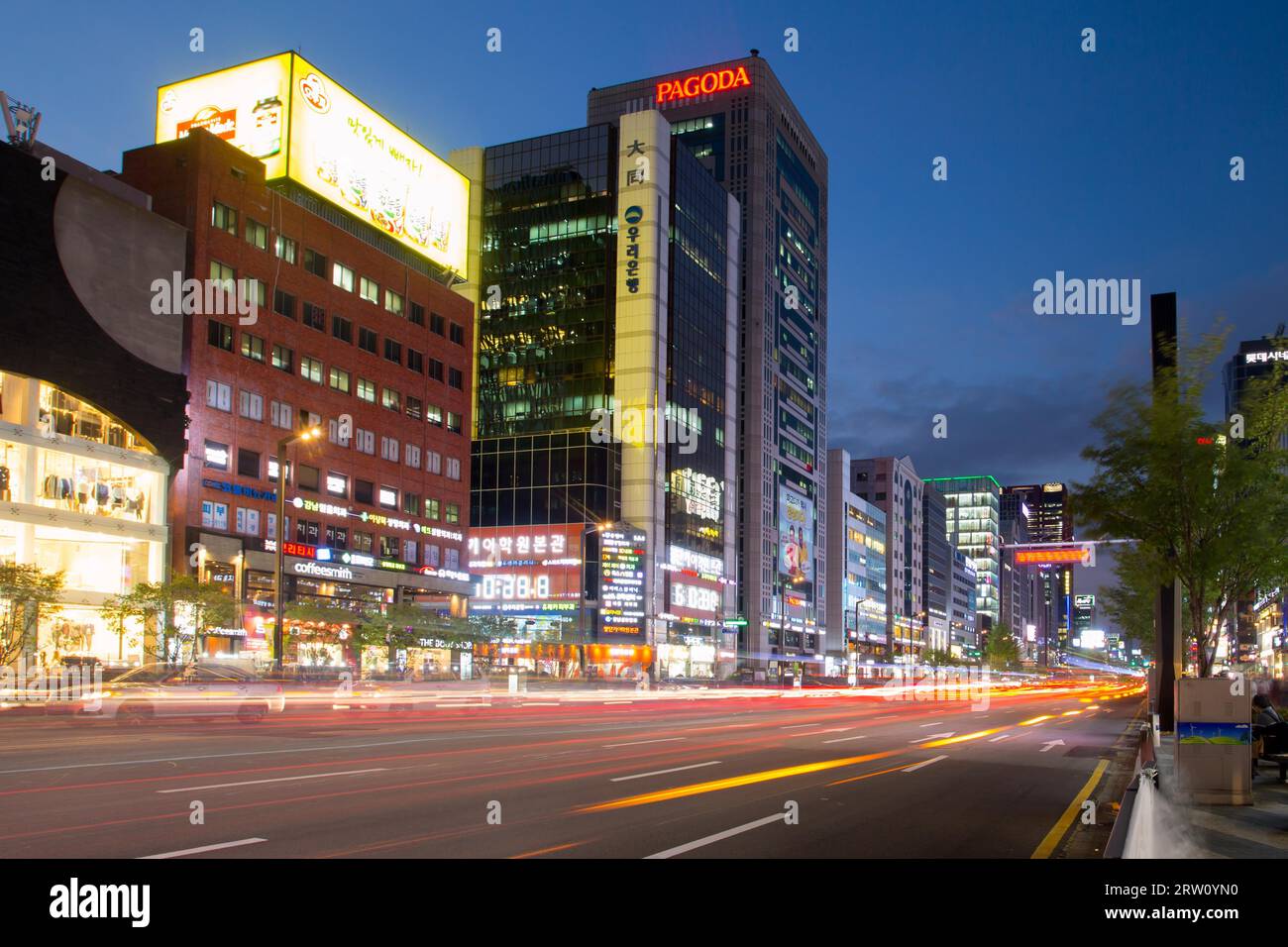 Séoul, République de Corée, 22 octobre 2014 : Streets of Gangnam on a cool automnal night in Gangnam-Gu, Séoul, République de Corée Banque D'Images