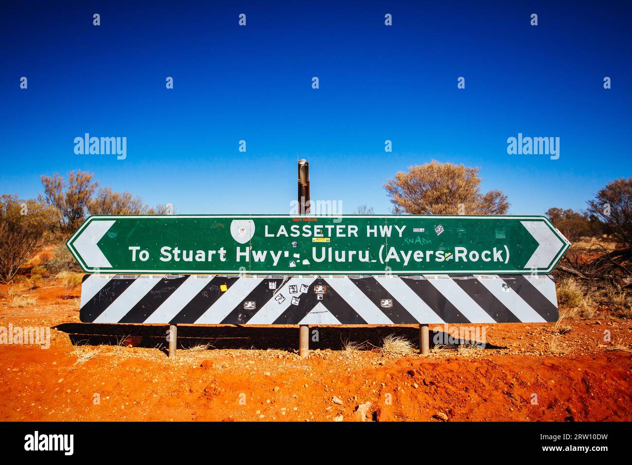 Erldunda, Australie, juillet 2 2015 : panneau indiquant Uluru et Kings Canyon dans le territoire du Nord, Australie Banque D'Images