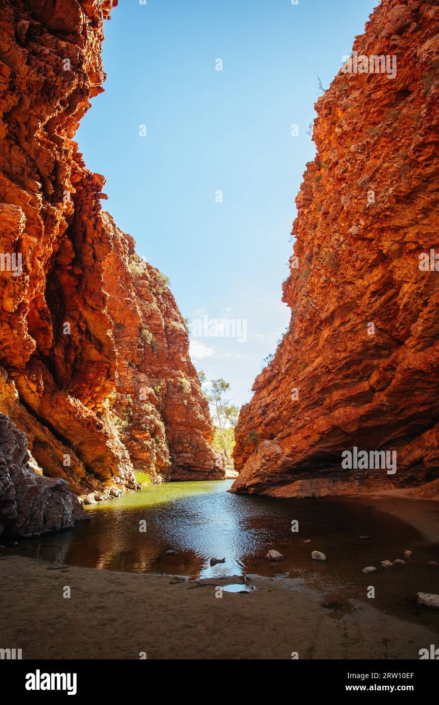 L'emblématique Simpsons Gap et ses fascinantes formations rocheuses dans le parc national des MacDonnell Ranges, près d'Alice Springs dans le territoire du Nord Banque D'Images