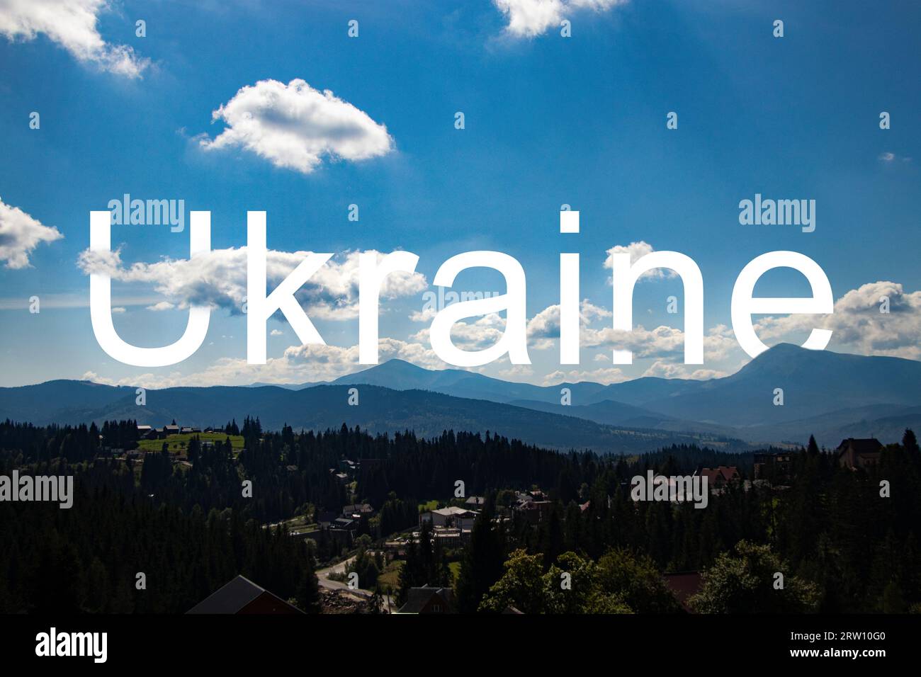 Texte Ukraine avec en toile de fond la chaîne de montagnes monténégrine, vue depuis le pont d'observation sur la photo Pop Ivan et Hoverla, la beauté de U. Banque D'Images