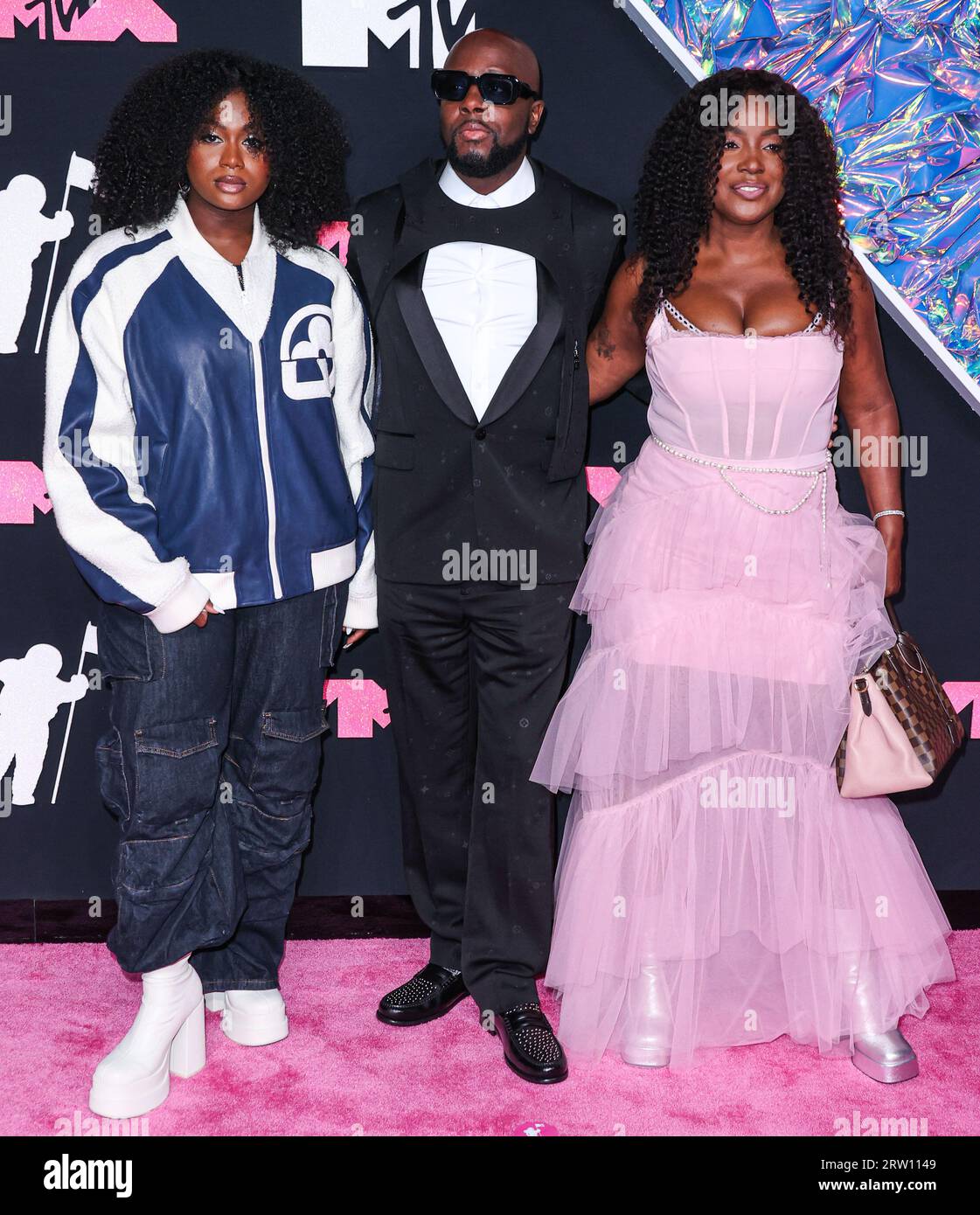 NEWARK, NEW JERSEY, USA - 12 SEPTEMBRE : Angelina Claudinelle Jean, Wyclef Jean et Claudinette Jean arrivent aux MTV Video Music Awards 2023 qui se tiennent au Prudential Center le 12 septembre 2023 à Newark, New Jersey, États-Unis. (Photo de Xavier Collin/image Press Agency) Banque D'Images