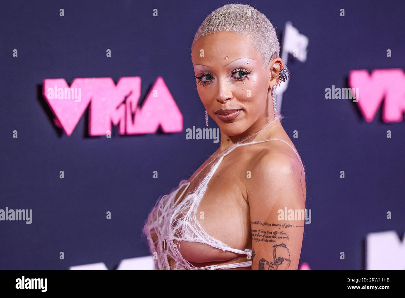 NEWARK, NEW JERSEY, États-Unis - 12 SEPTEMBRE : la rappeuse et chanteuse américaine Doja Cat (Amala Ratna Zandile Dlamini) Wearing Monse arrive aux MTV Video Music Awards 2023 qui se tiennent au Prudential Center le 12 septembre 2023 à Newark, New Jersey, États-Unis. (Photo de Xavier Collin/image Press Agency) Banque D'Images