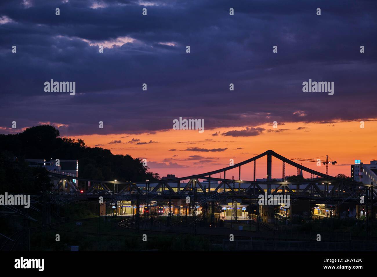 Allemagne, Berlin, 20.08.2023, gare de Gesundbrunnen, coucher de soleil sur Swinemuender Bruecke (pont du million), à gauche : Flak bunker Humboldthain Banque D'Images