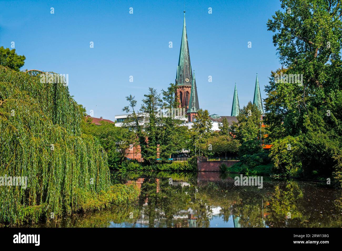 Jardin du palais d'Oldenburg avec vue sur St. Église de Lamberti, Basse-Saxe, Allemagne Banque D'Images