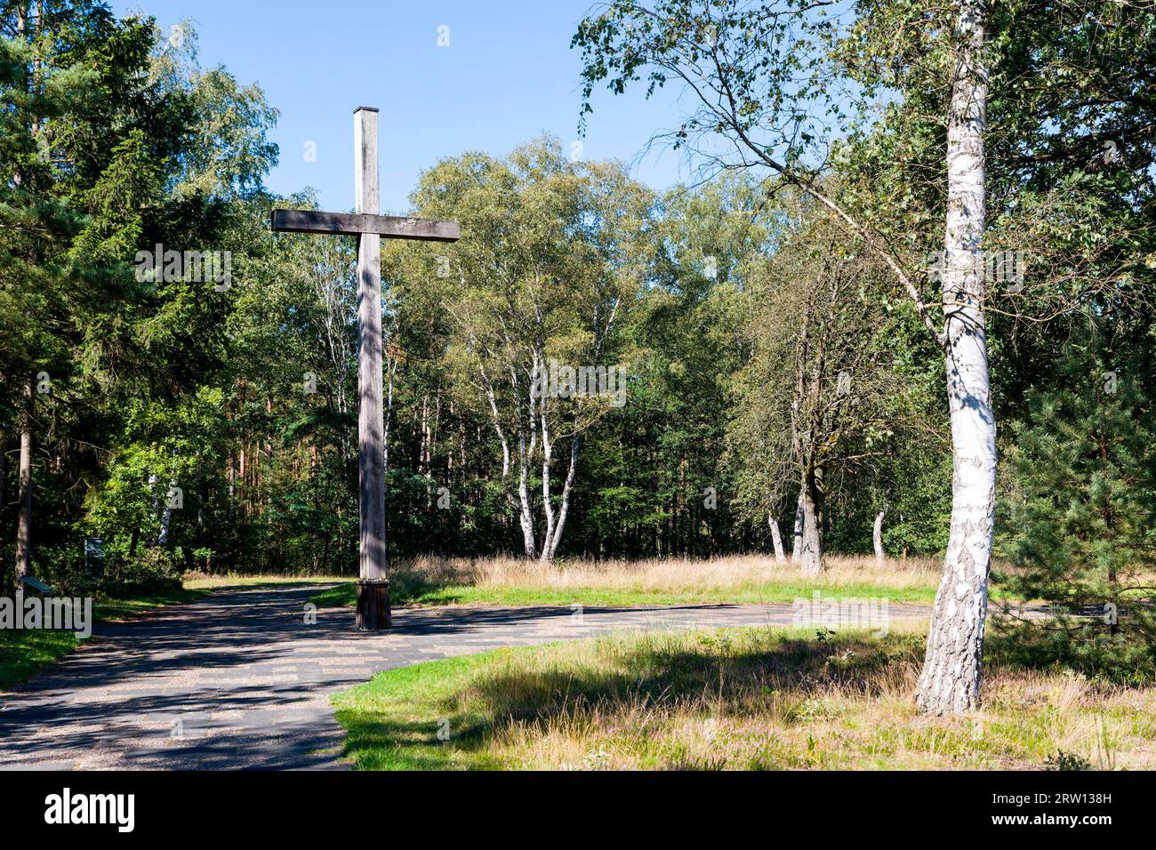 Croix en bois au bord du chemin, camp de concentration de Bergen Belsen, Basse-Saxe, Allemagne Banque D'Images