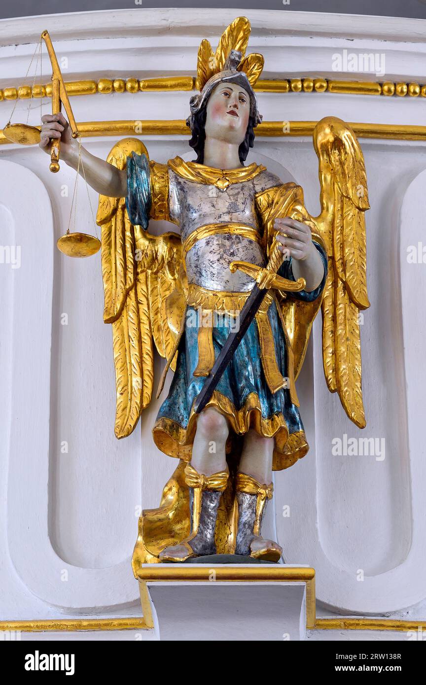 Archange Michael avec swet et échelles, Église catholique de la Sainte Trinité, Kronburg im Illerwinkel, Bavière, Allemagne Banque D'Images