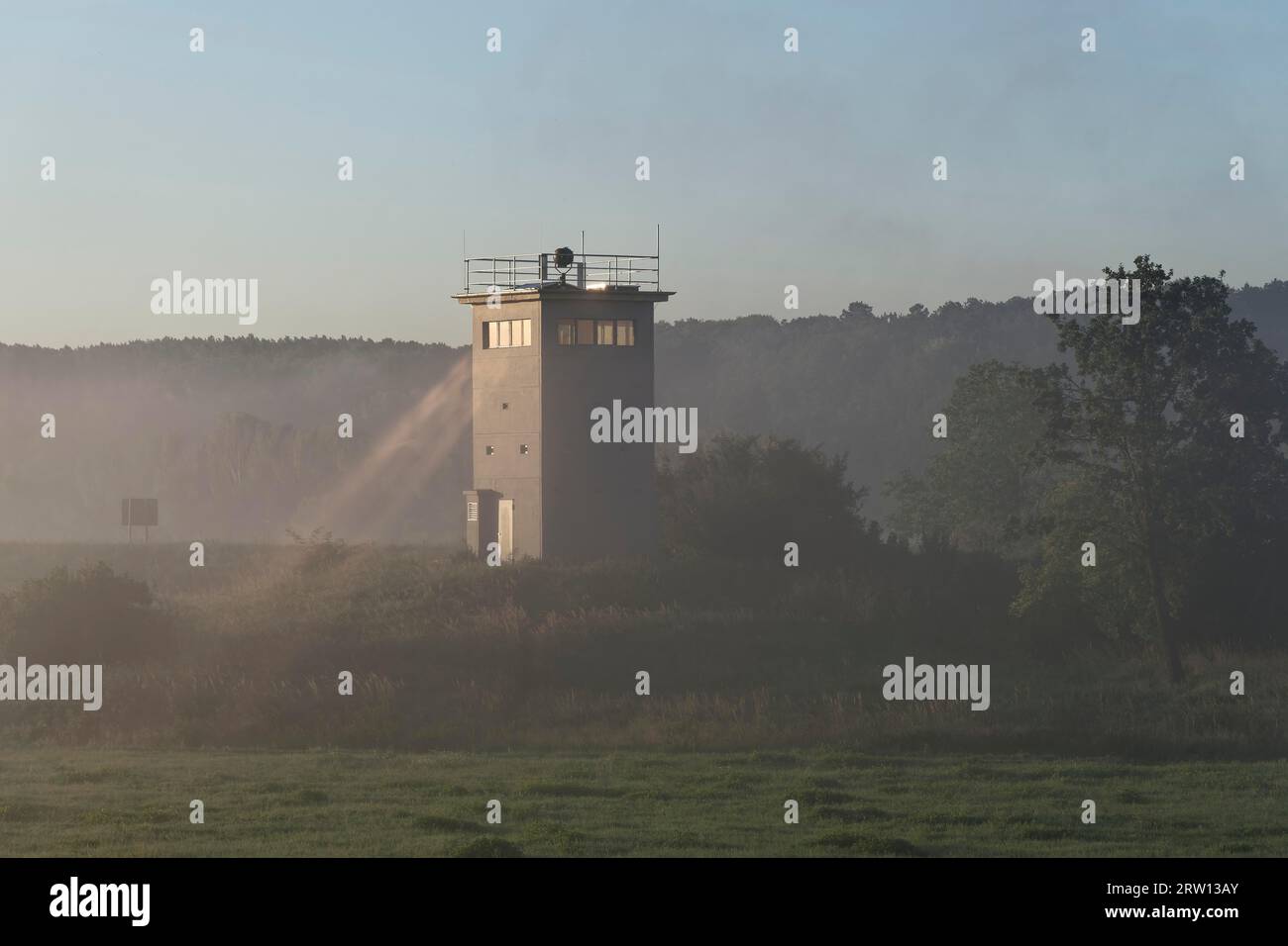 Ancienne tour frontalière de la RDA dans la brume matinale dans la plaine inondable de l'Elbe près de Darchau dans la Réserve de biosphère UNESCO du paysage de l'Elbe. Montant Banque D'Images