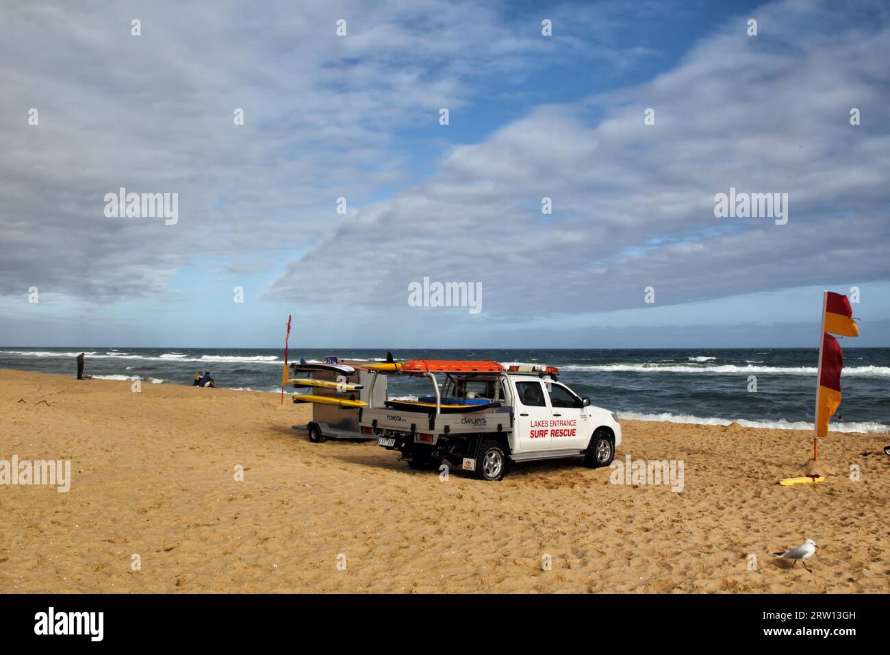 Surf Life Saving Club voiture sur la plage Lakes Entrance, Victoria, Australie Banque D'Images