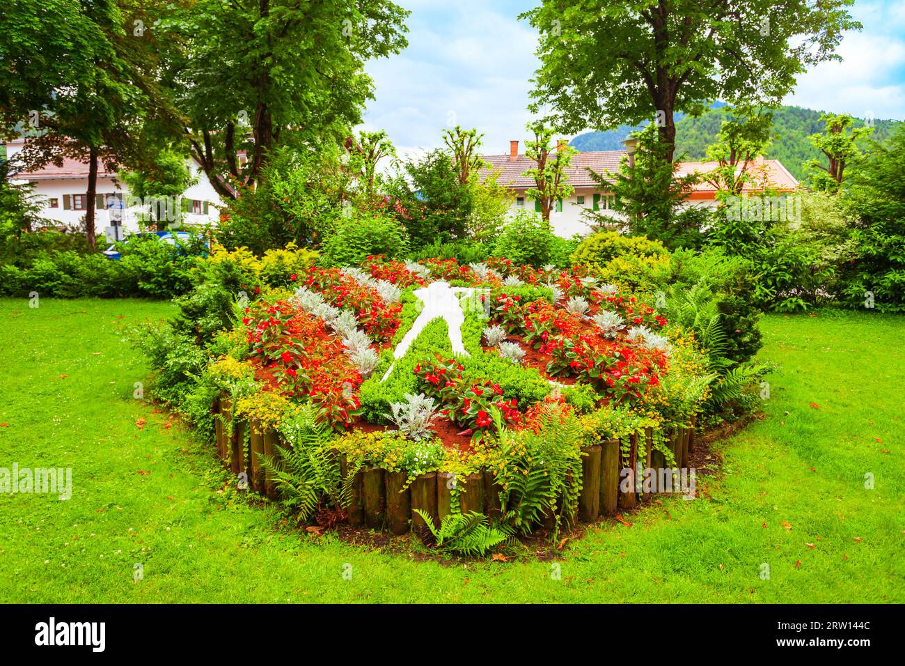 Jardin de fleurs de beauté dans le parc public dans la vieille ville de Mittenwald en Bavière, Allemagne Banque D'Images