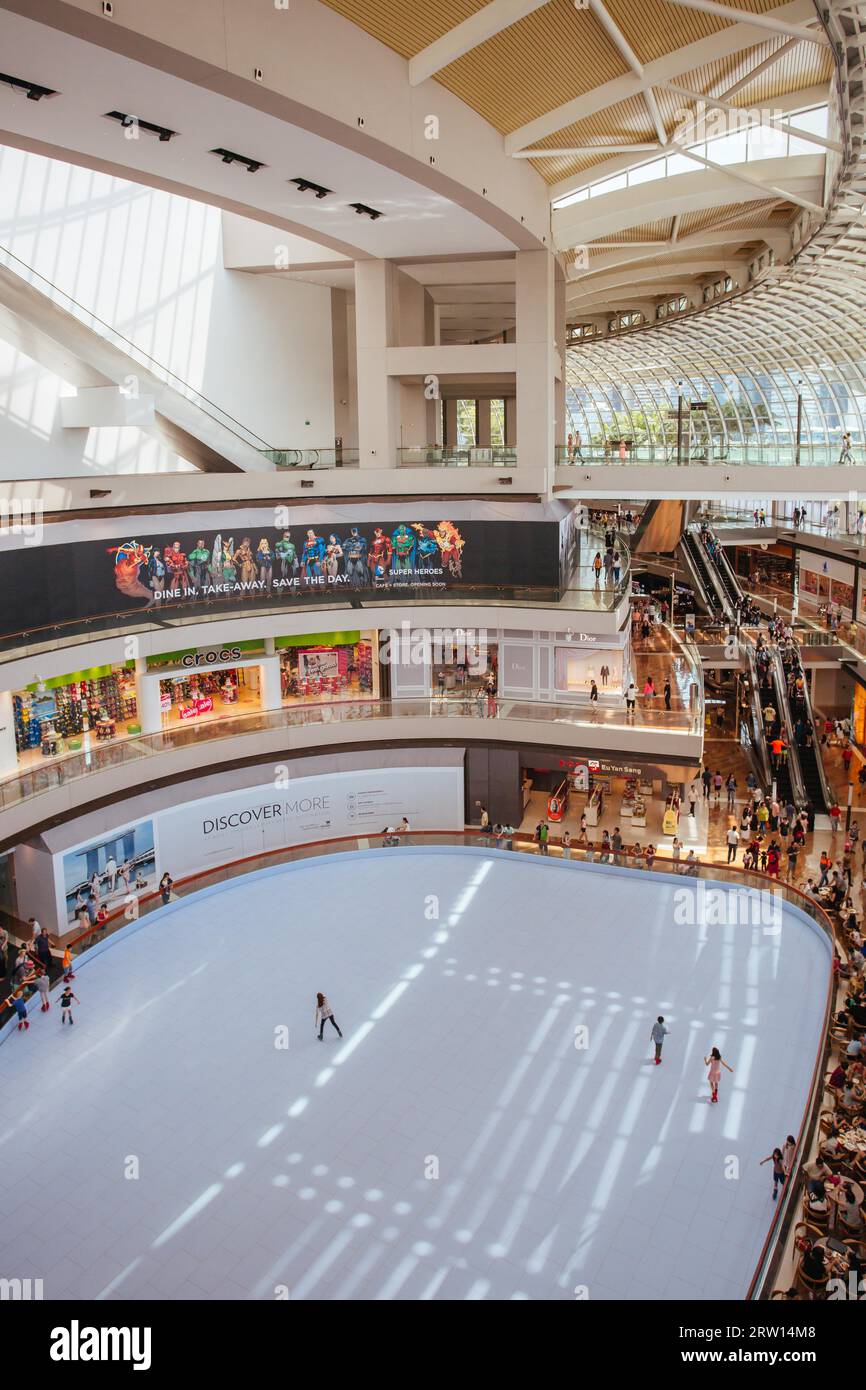 Marina Bay, Singapour, 21 juin 2015, intérieur du complexe commercial Marina Bay Sands avec patinoire Banque D'Images