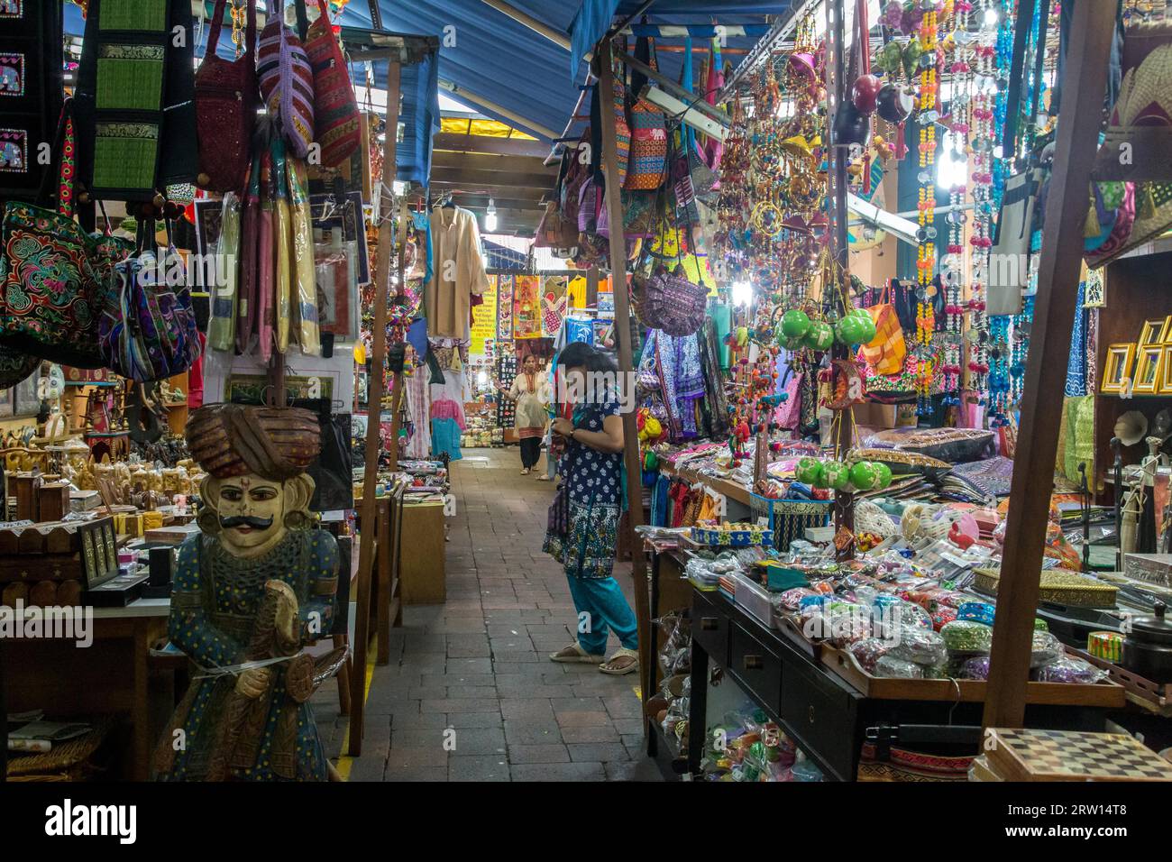 Singapour, Singapour, le 31 janvier 2015 : boutiques de souvenirs et de cadeaux dans un marché de Little India, un quartier ethnique de Singapour. Peu Banque D'Images