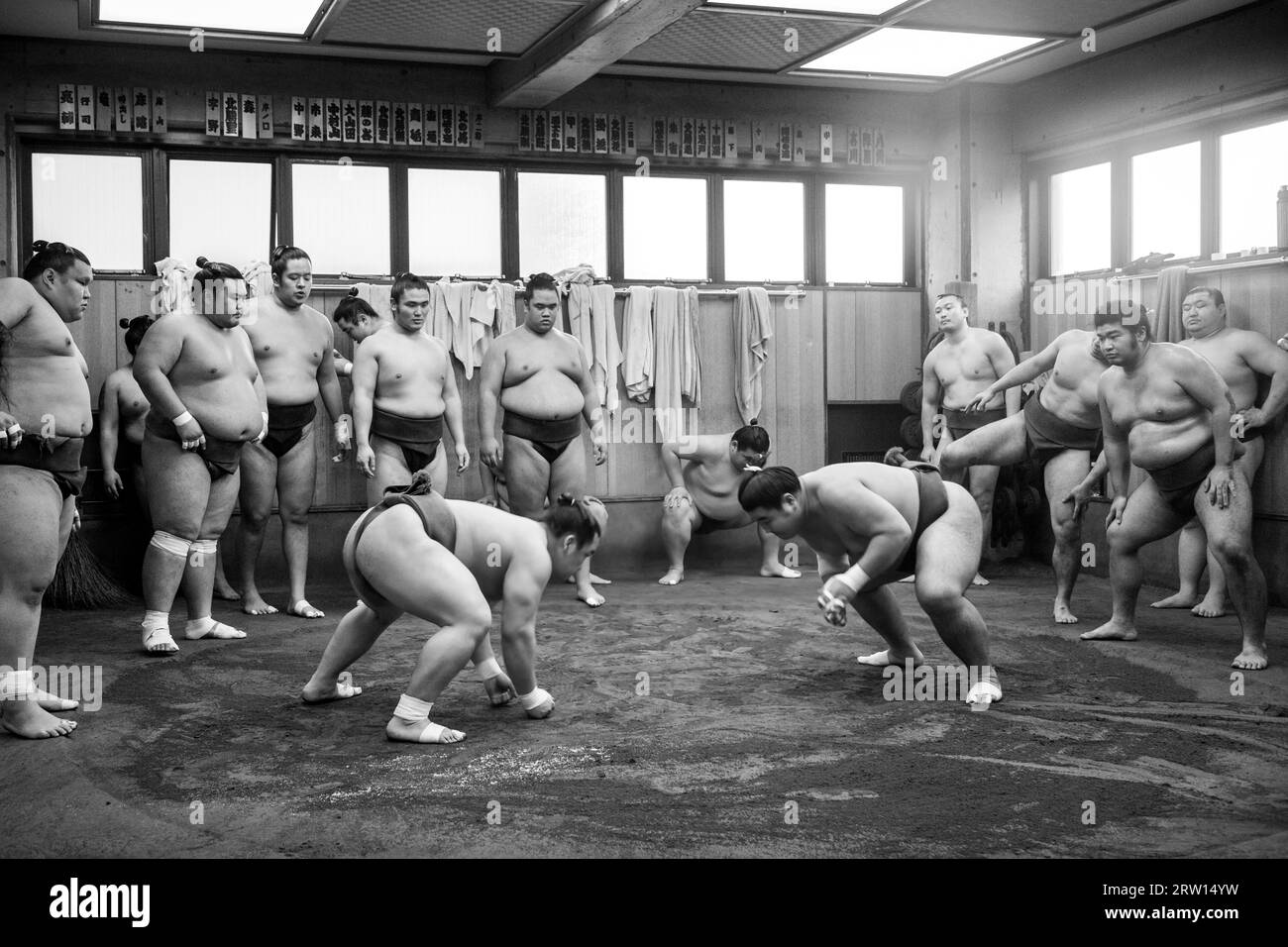 Tokyo, Japon, 21 décembre 2014 : entraînement du lutteur de sumo japonais dans leur stand dans le district de Ryogoku Banque D'Images