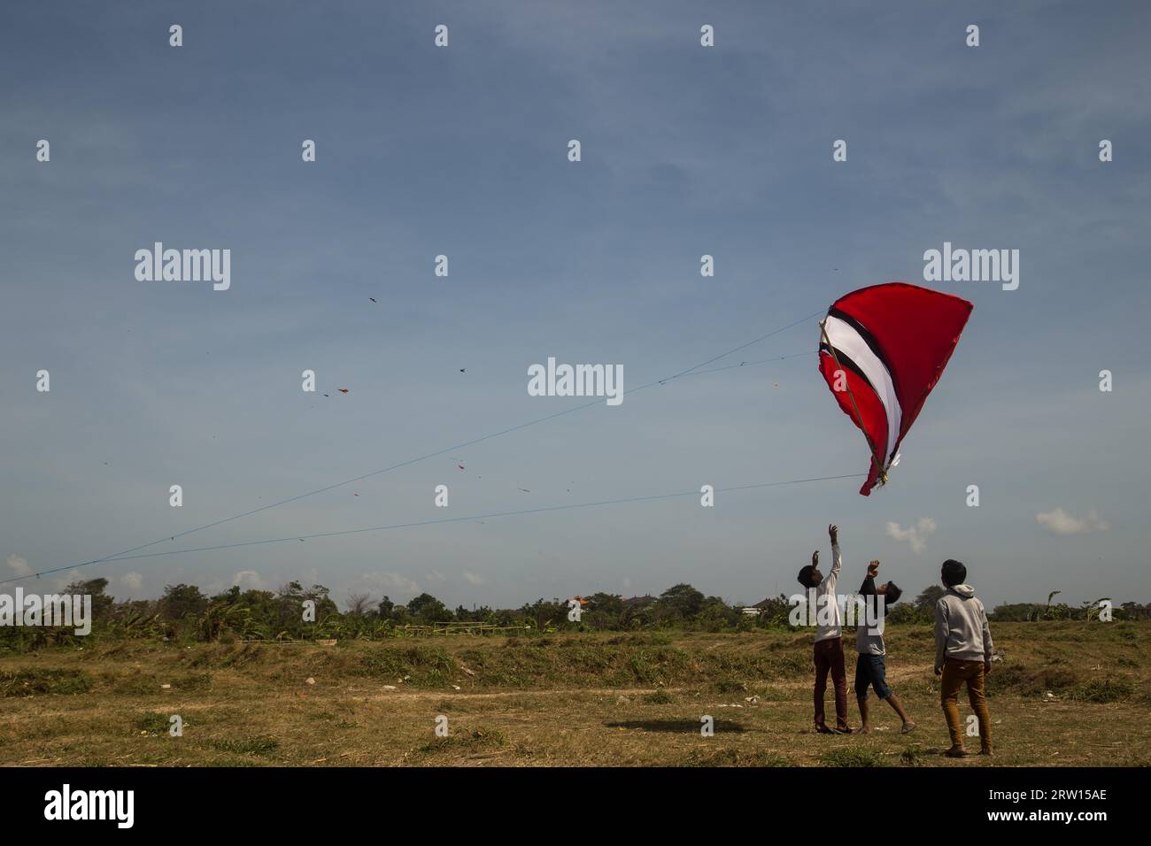 Sanur, Bali, Indonésie, le 19 juillet 2015 : un groupe de personnes commence un gigantesque cerf-volant à Sanur Beach Banque D'Images