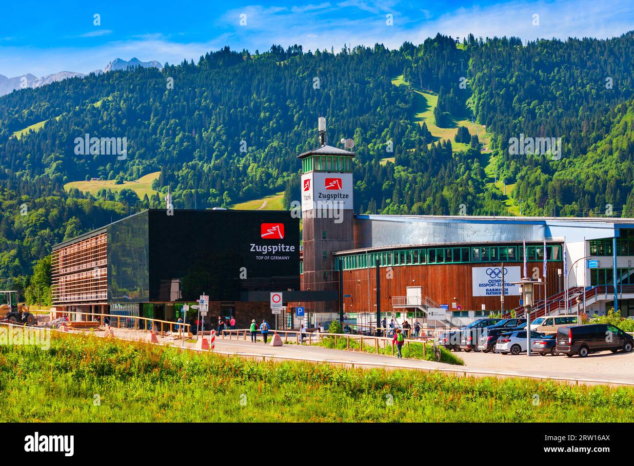 Garmisch-Partenkirchen, Allemagne - 03 juillet 2021 : Stade Olympia Garmisch et gare ferroviaire Zugspitze ou Zugspitzbahn à Garmisch Partenkir Banque D'Images