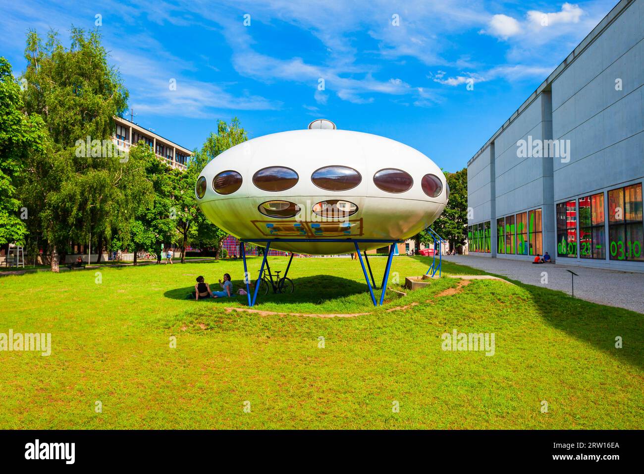 Munich, Allemagne - 06 juillet 2021: Futuro Maison ou Futuro Pod est une maison ronde située dans le Pinakothek der moderne, un musée d'art moderne de Munich Banque D'Images