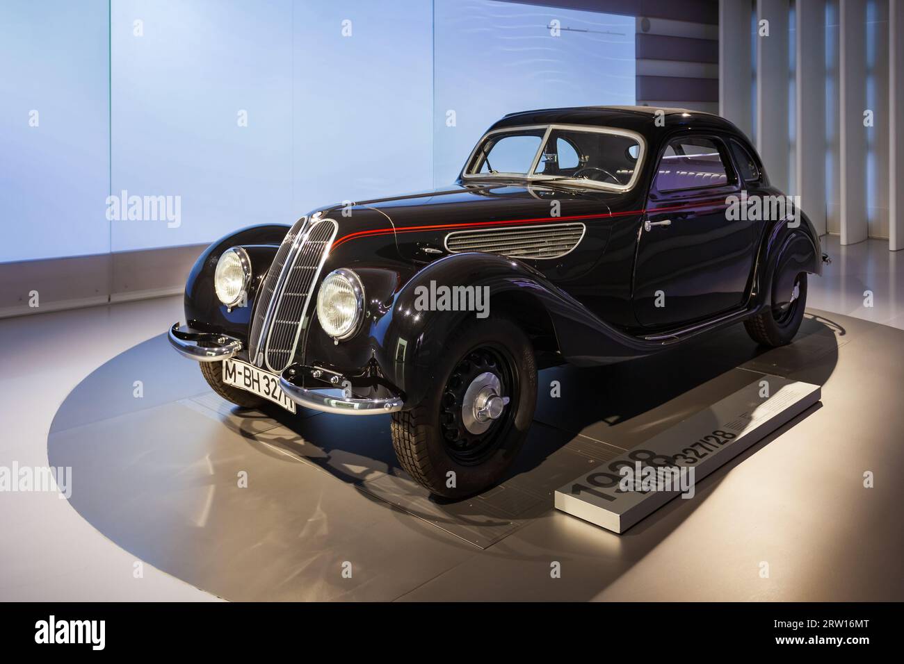 Munich, Allemagne - 08 juillet 2021: BMW 327/28 ou 327 classique allemand 1930s sport de luxe voiture dans le musée BMW situé près de l'Olympiapark à Munich, Ger Banque D'Images