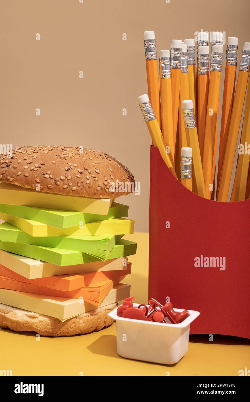 hamburger et frites fabriqués à partir de briques lego sur fond de couleur, photo concept en plastique, malbouffe. Photo de haute qualité Banque D'Images