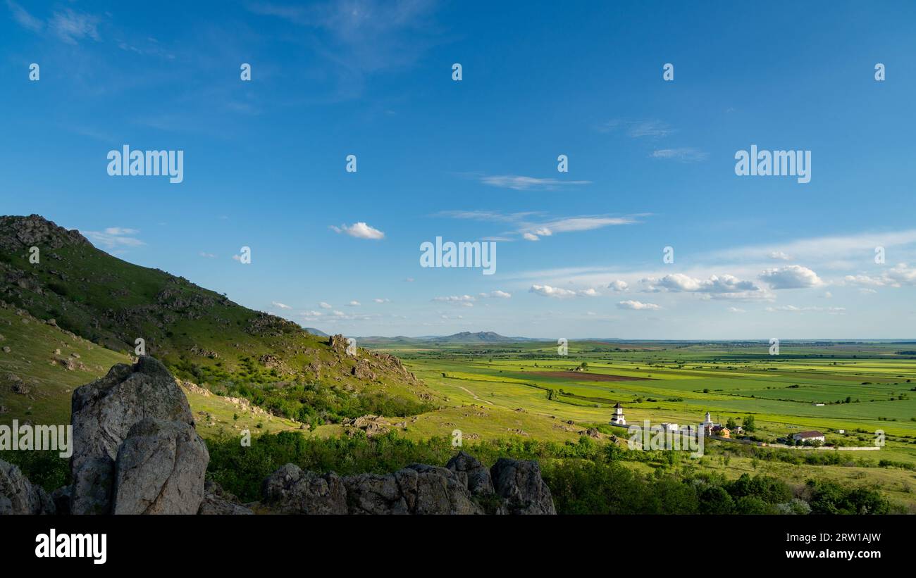 Paysage de Dobrogea au coucher du soleil et monastère macin, région de dobrogea en roumanie Banque D'Images