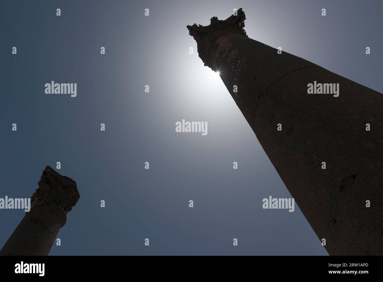 Silhouettes de deux des colombages de l'église octogonale vues d'en bas. Gadara, Umm Qais, Jordanie. Banque D'Images