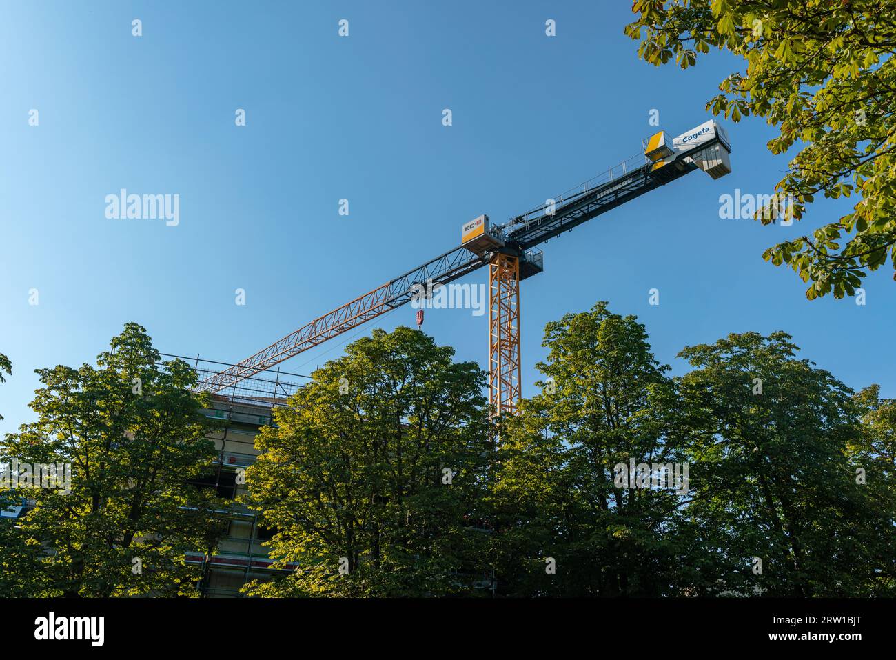 grues dans le centre-ville, les incitations au logement augmentent le développement de nouveaux chantiers de construction, chantiers de construction, tour de grue, éco-incitations. Banque D'Images