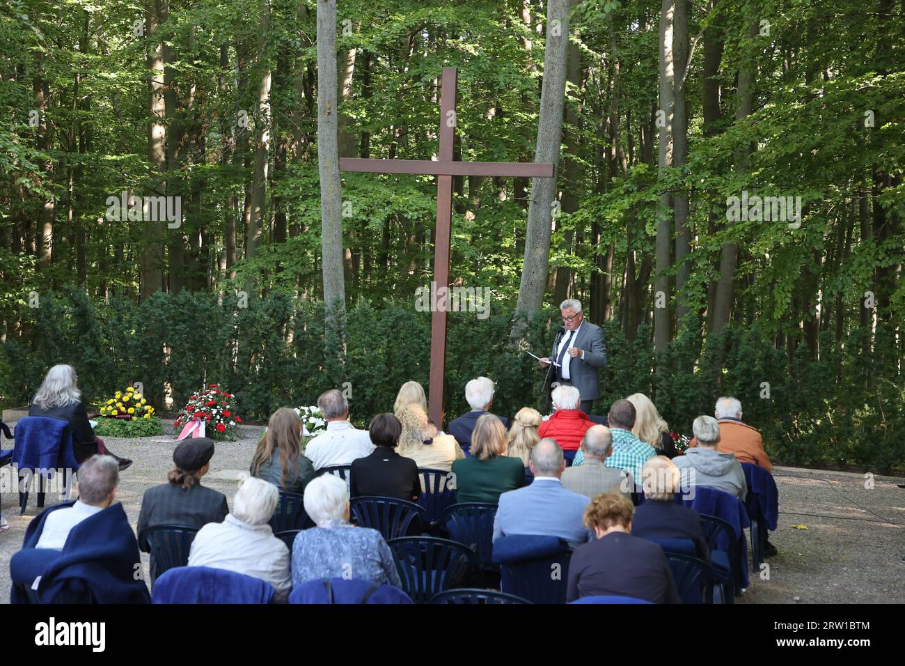 Weimar, Allemagne. 16 septembre 2023. Jens-Christian Wagner, directeur de la Fondation commémorative Buchenwald et Mittelbau-Dora, prendra la parole lors d’un événement commémoratif marquant la création du camp spécial soviétique n° 2. L'événement fait partie des «jours de rencontre» (sept. 15-oct. 20) et la réunion de Buchenwald de l'Initiativgruppe Buchenwald 1945-1950 e.V. crédit : Bodo Schackow/dpa/Alamy Live News Banque D'Images