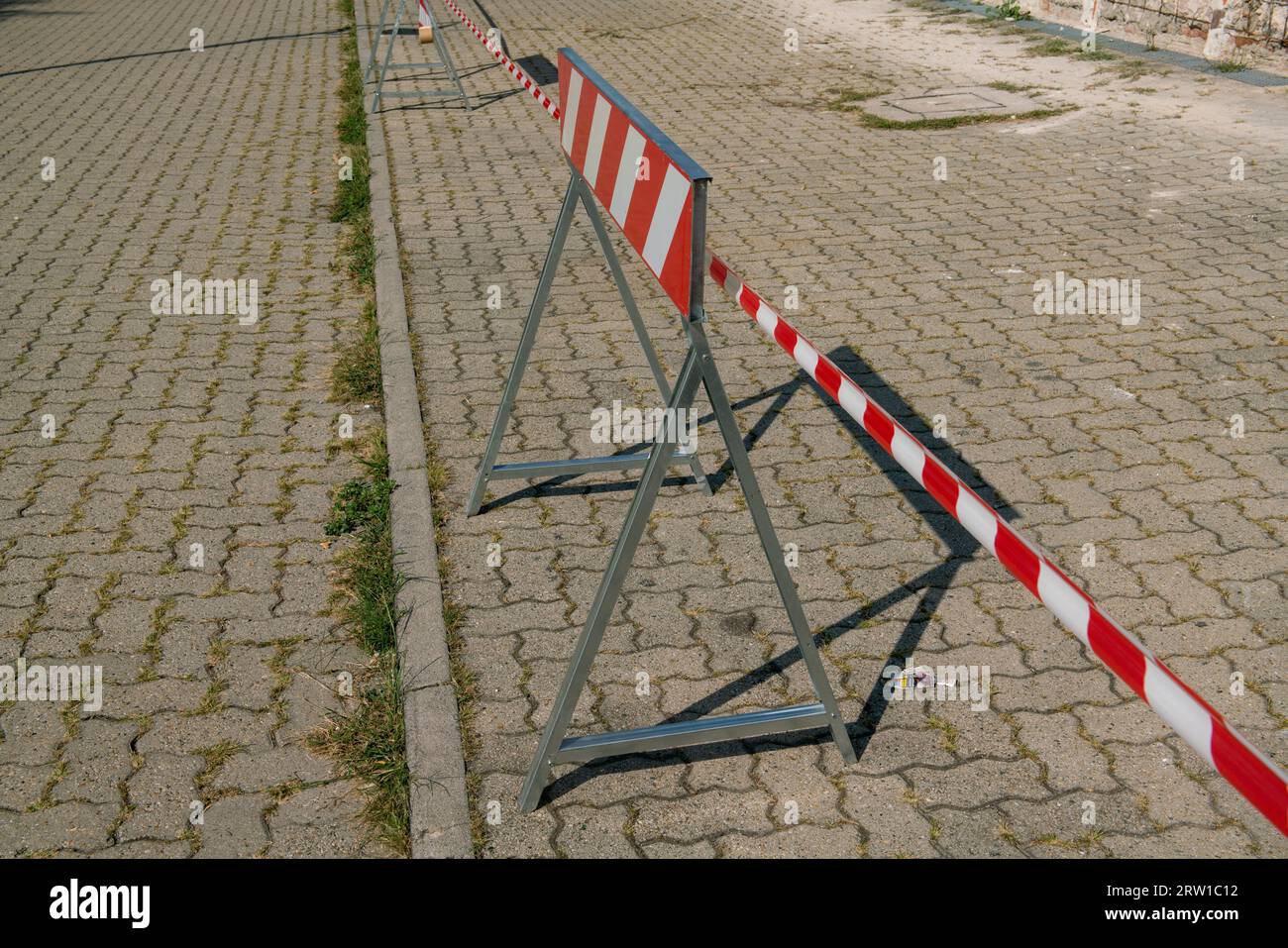 panneaux de chantier à haute visibilité, représentation du début des travaux, délimitation de la zone avec des panneaux à haute visibilité, travaux - éco bonus Banque D'Images