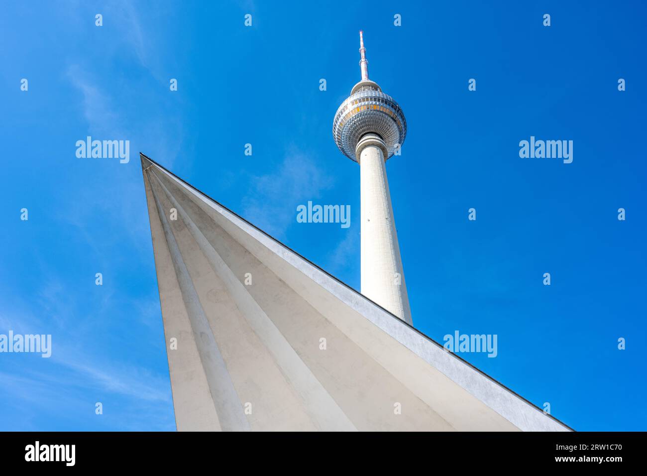 La célèbre tour de télévision à Berlin avec une partie de la structure de base Banque D'Images