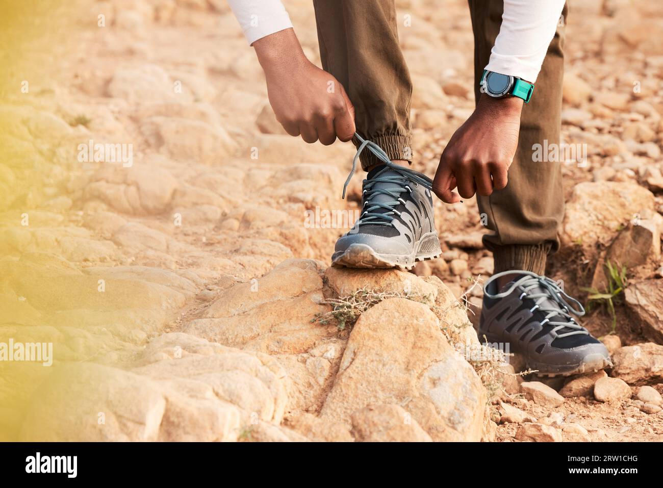 Cravate, montagne ou mains de randonneur avec des chaussures pour l'entraînement de fitness, l'exercice ou l'entraînement en plein air. Lacet, gros plan de marche ou jambes d'une personne portant des chaussures Banque D'Images
