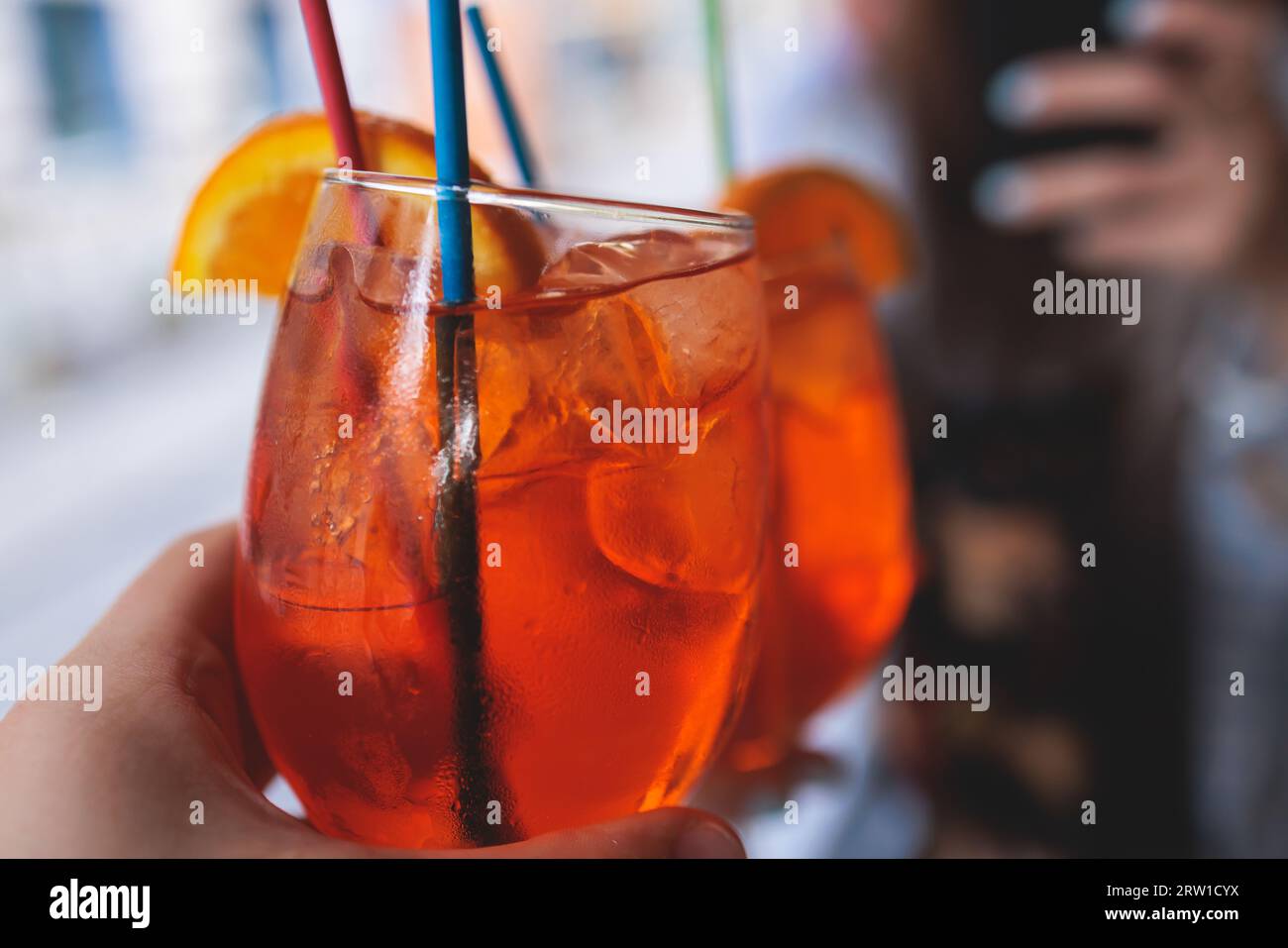 Cocktails d'alcool de couleur rouge orange d'apéritif sur une fête ...